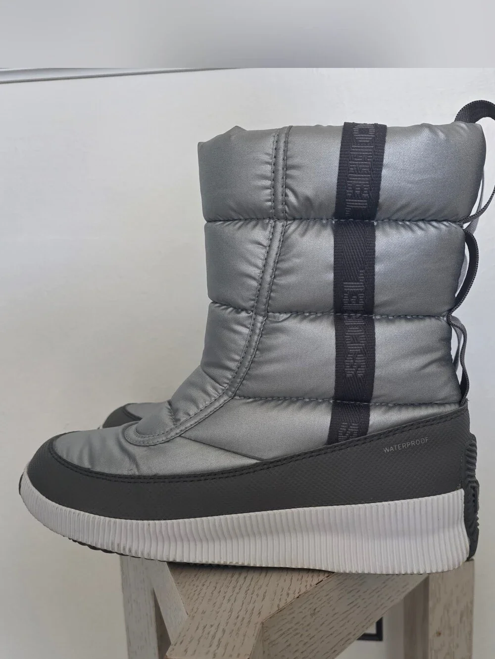 Sorel Out N About Puffy Boots Quarry Silver Metallic Waterproof Women's 9 Aprés